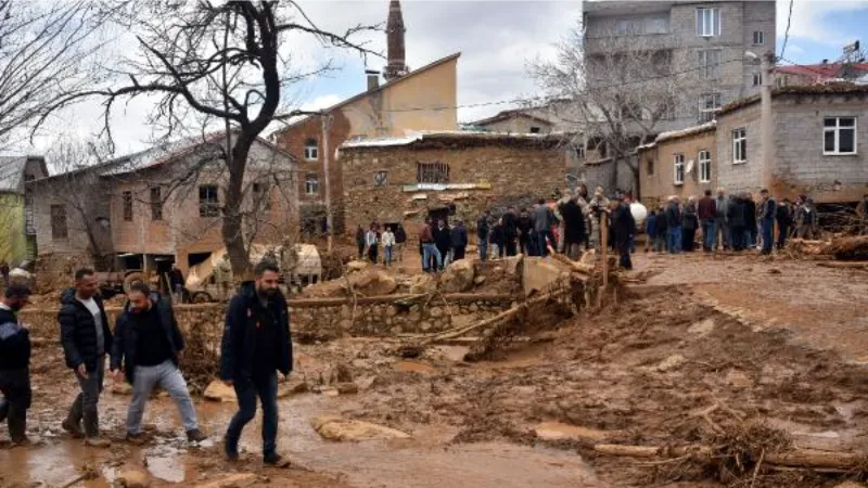 Bitlis'teki gölet taşması; 210 dekar tarım alanı zarar gördü