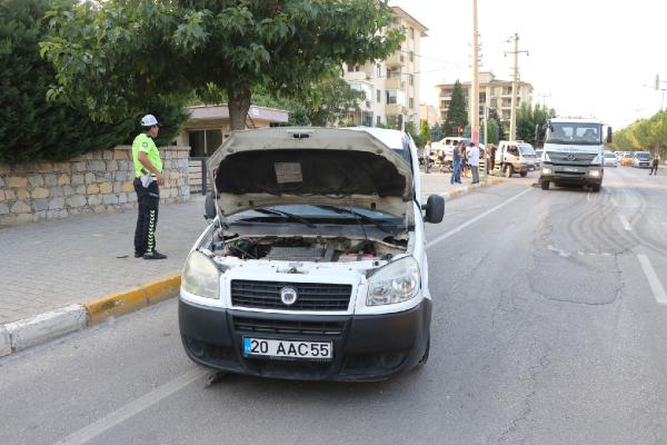 Polis aracıyla otomobil çarpıştı; 1'i polis 9 yaralı