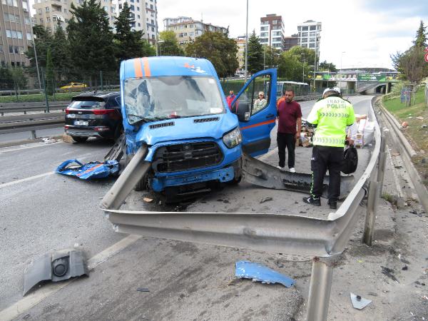 Kadıköy'de kargo aracı bariyerlere ok gibi saplandı