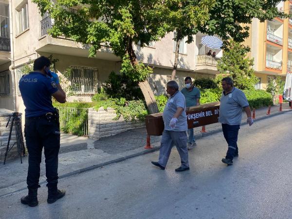 Kötü koku ihbarına gelen polis cesetle karşılaştı