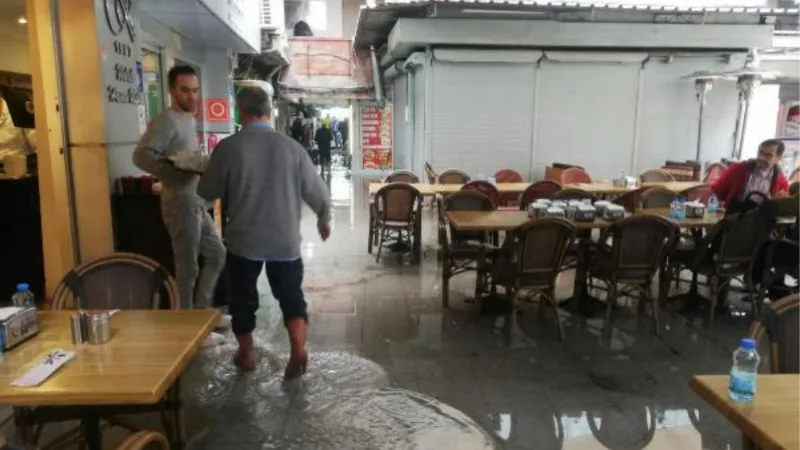 İzmir'de sağanak; Tarihi Kemeraltı Çarşısı'nı su bastı