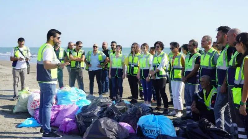 Mersin'de gönüllüler yarım ton atık topladı