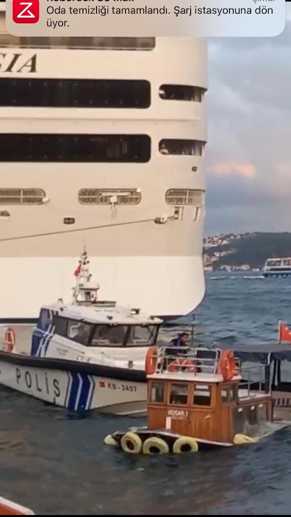 Beyoğlu'nda batan teknedekileri deniz polisi kurtardı