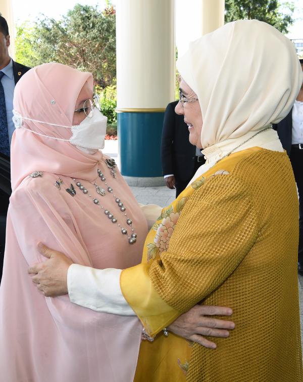 Emine Erdoğan, Malezya Kraliçesi Tunku Azizah ile bir araya geldi