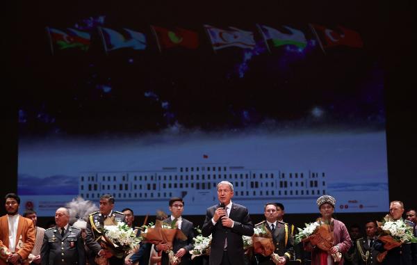 Bakan Akar ve konuk bakanlar, 'Siperden Sahneye Müzik' etkinliğinde bir araya geldi