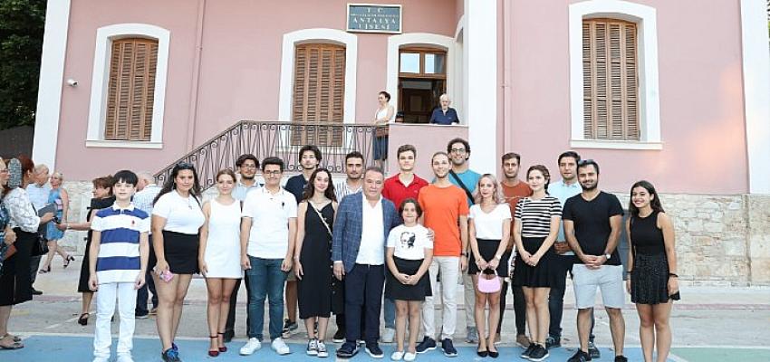 Antalya Büyükşehir Belediye Başkanı Muhittin Böcek'ten Antalya Lisesi'ne destek