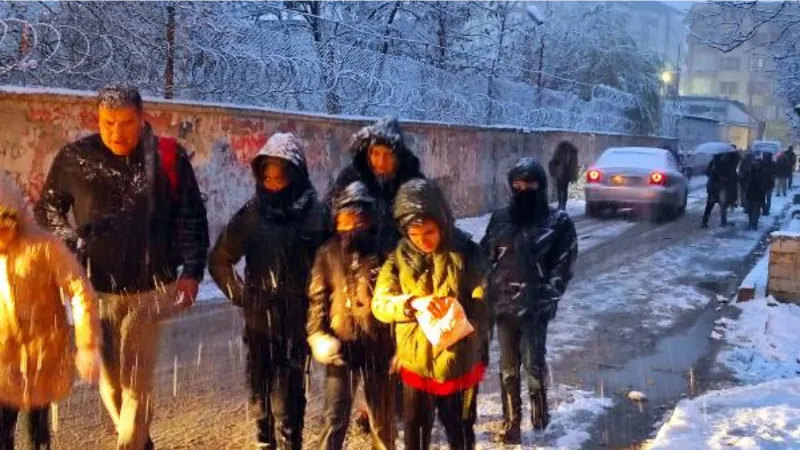 Van merkeze mevsimin ilk karı düştü; öğrenciler kar altında okullarına gitti