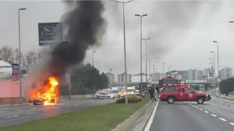 Bakırköy'de otomobil alev alev yandı
