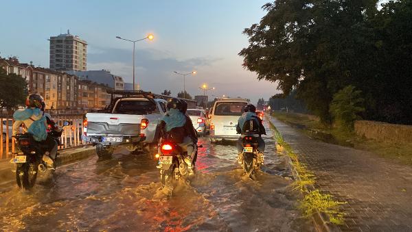 Eskişehir'de sağanak; cadde ve sokaklar suyla doldu