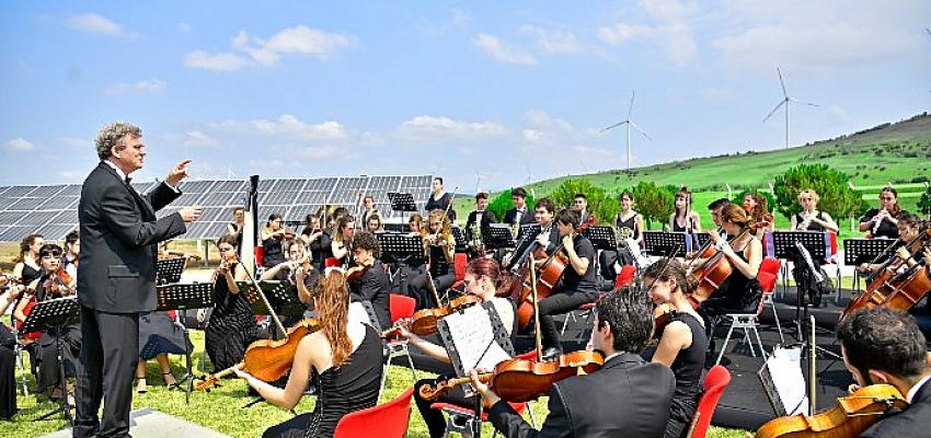 Türkiye Gençlik Filarmoni Orkestrası, Enerjisa Üretim’in rüzgar enerjisi santralinde özel konser verdi