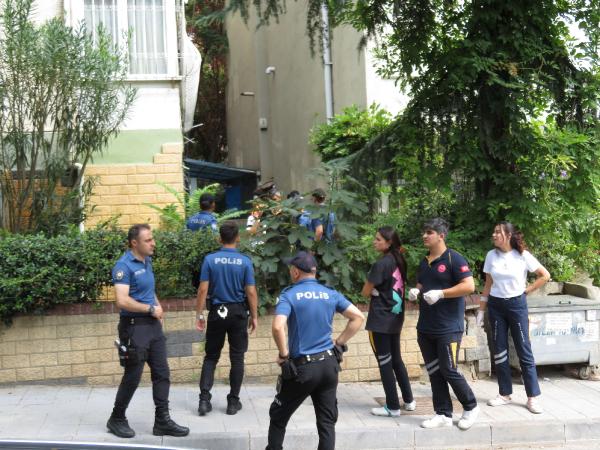 Kadıköy'de eski eşinin iki arkadaşını bıçakladı;  3 saatte sonunda gözaltına alındı