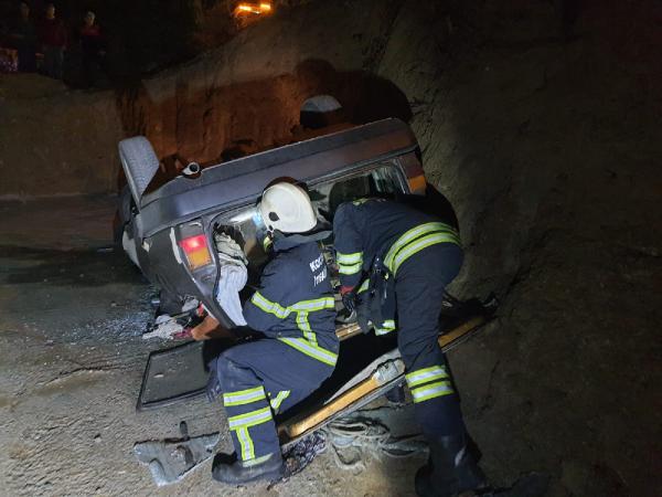 İnşaat alanına düşen otomobilin sürücüsü yaralandı