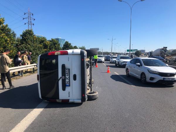 Bahçelievler'de hafif ticari araç otomobile çarpıp yan yattı: 3 yaralı