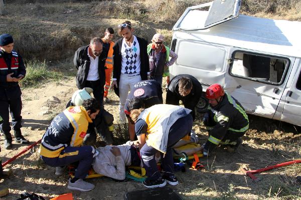 Manisa'da minibüs, şarampole devrildi; sürücü yaralı