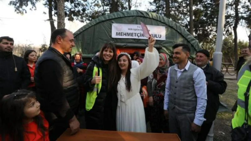 Depremden sonra ilk nikah; Kahramanmaraşlı çifti çadırkentte evlendi