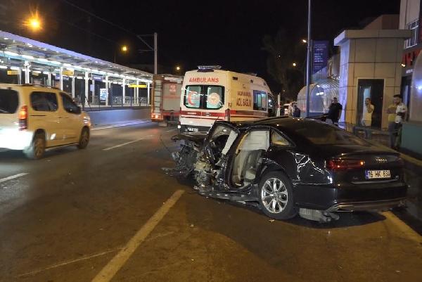 Bursa'da,  bariyerlere saplanan otomobilin sürücüsü ağır yaralandı