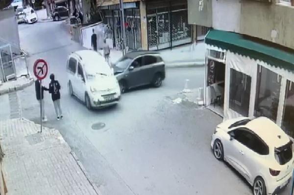 Küçükçekmece’de otomobile çarpan hafif ticari araç fırına girdi