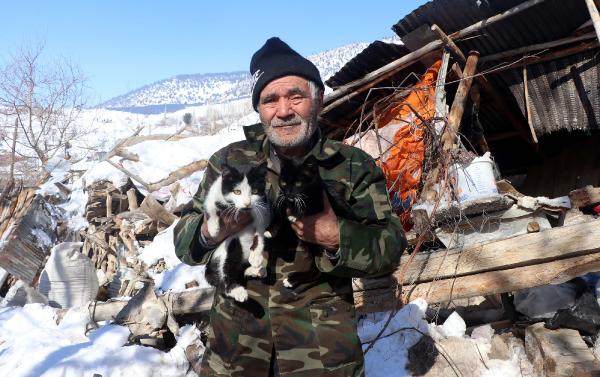 Depremde eşini kaybetti, 4 kedisini kurtardı