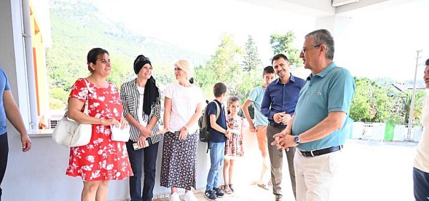 Kemer Belediyesi Mustafa Rüştü Tuncer İlköğretim Okulu’nu Rengarenk Yaptı