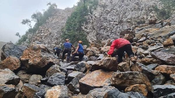 3 işçinin öldüğü kazada, uçuruma düşen kamyonetten son anda atlayıp kurtuldu