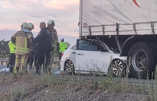 Kamyona çarpan otomobil, kasanın altına girdi: 1 ölü, 3 yaralı