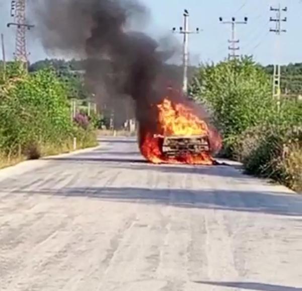 Seyir halindeyken alev alan otomobil yandı