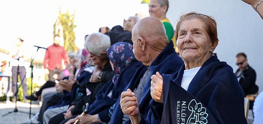 Alzheimer hastaları şarkı performansıyla alkış aldı