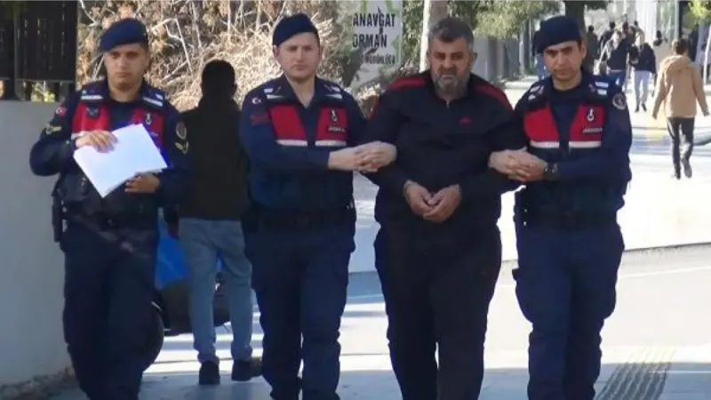 Hatay'da yıkılan binanın müteahhidi 'depremzede' olarak kaldığı otelde yakalandı