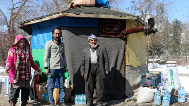 Depremde dışarıda kalan 11 kişilik aile, çardağı eve dönüştürdü