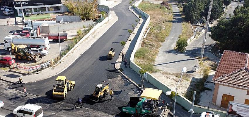 Çorlu Belediyesi Fen İşleri Müdürlüğüne bağlı ekipler, Çorlu'nun farklı noktalarında asfalt serim çalışmalarını sürdürüyor.