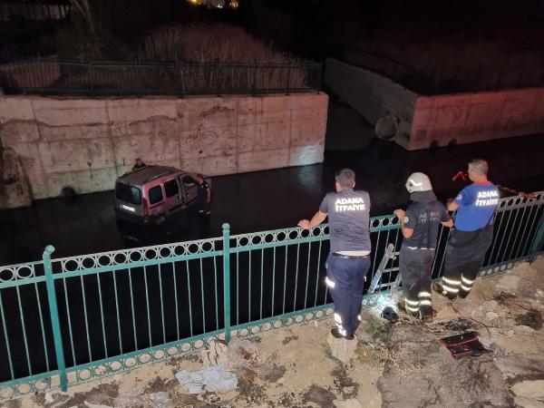 Atık su kanalına uçan hafif ticari aracın sürücüsü yaralandı