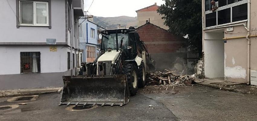 Gemlik’te metruk binalarla mücadele devam ediyor