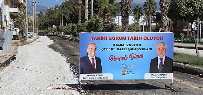 Finike'de alt yapı çalışmasında bozulan yollar asfaltlanıyor