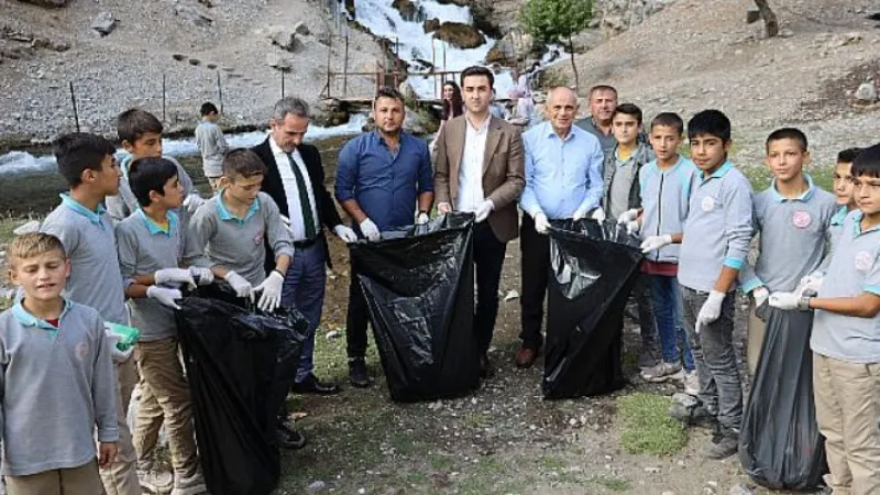 Başkan Öztürk Öğrencilerle Bitlikte Çevre Temizliği Yaptı