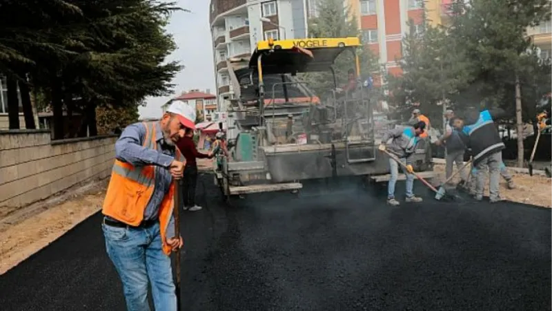 Nevşehir Belediye Ekiplerinin Esentepe Mahallesi’nde Sıcak Asfalt Mesaisi