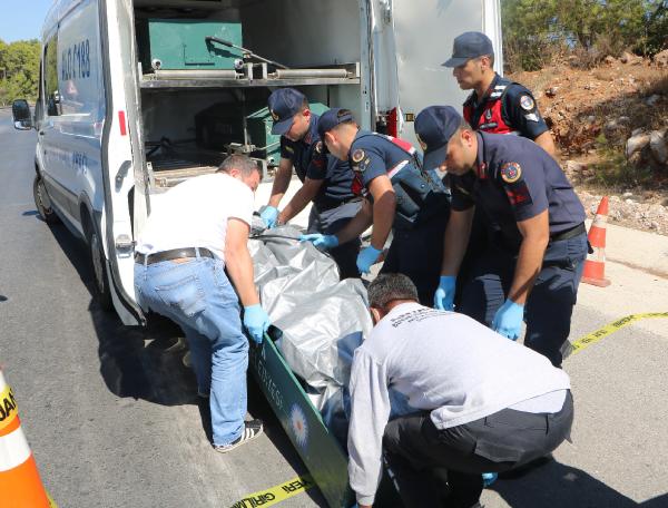 Otomobilinde boğazı kesilmiş olarak ölü bulundu