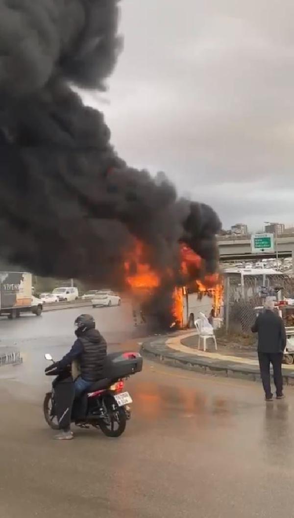 Servis midibüsü alev alev yandı