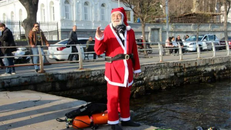 İstanbul Boğazına dalan Noel Baba denizden plastik balık çıkardı