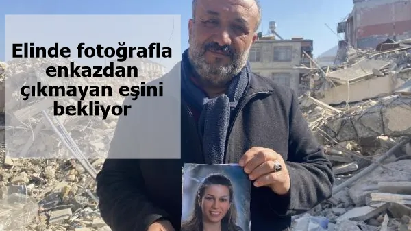 Elinde fotoğrafla enkazdan çıkmayan eşini bekliyor