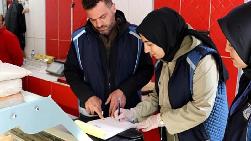 Van Büyükşehir Belediyesi kent merkezindeki kasap ve et ürünleri satan marketleri denetledi