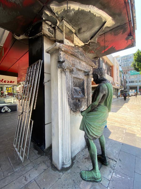 Roma figürlü heykele tekme atıp, benzin dökerek yaktı