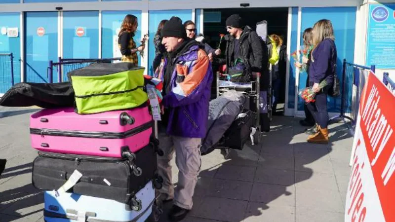 Polonya ve Rusya'dan Erciyes'e charter uçuşları başladı, turistler karanfille karşılandı