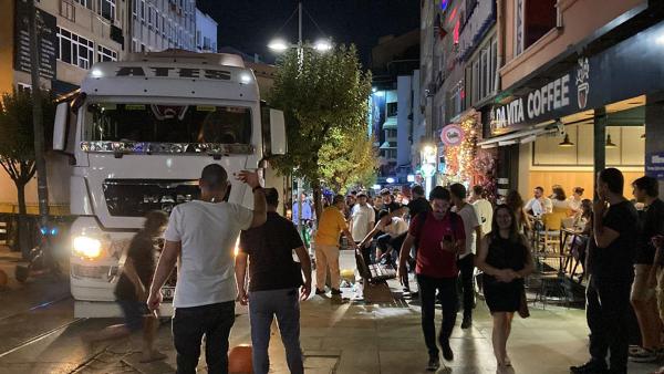 Kadıköy'de saatler süren TIR kurtarma çabası