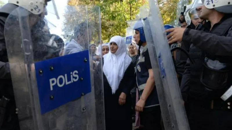 Diyarbakır’da yasağa rağmen açıklama yapmak isteyen gruba izin verilmedi