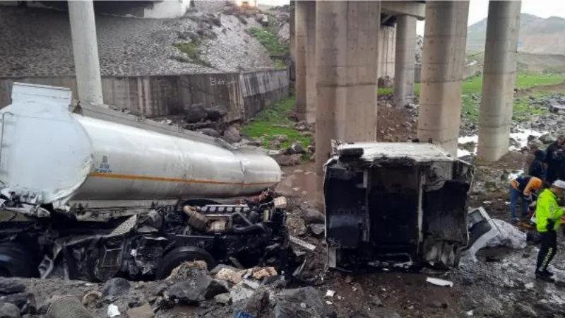 Şırnak'ta tanker köprüden uçtu: 1 ölü, 1 yaralı