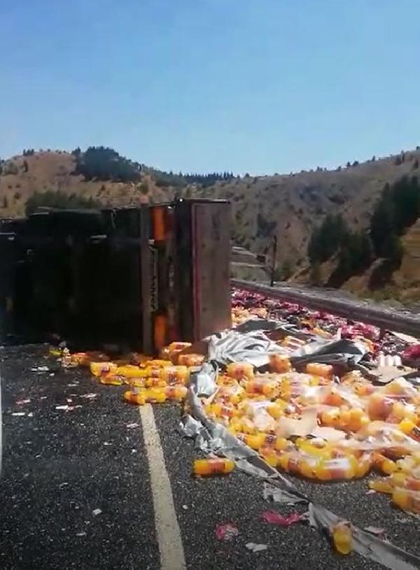 Meşrubat yüklü TIR devrildi, yolda uzun araç kuyruğu oluştu