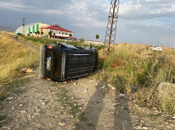 Ağrı’da hafif ticari araç şarampole düştü: 2’si ağır 5 yaralı