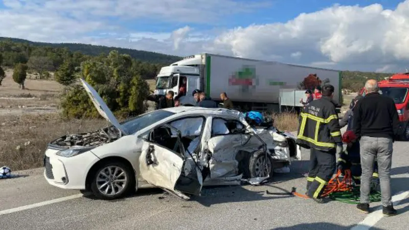 TIR’a çarpan otomobildeki çift ile 2 yaşındaki oğulları yaralandı