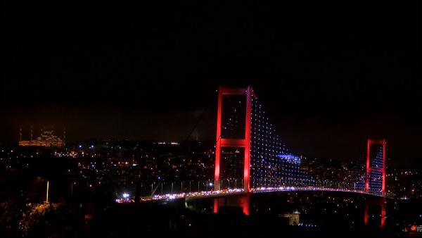 15 Temmuz Şehitler Köprüsü Kabotaj Bayramı nedeniyle ışıklandırıldı