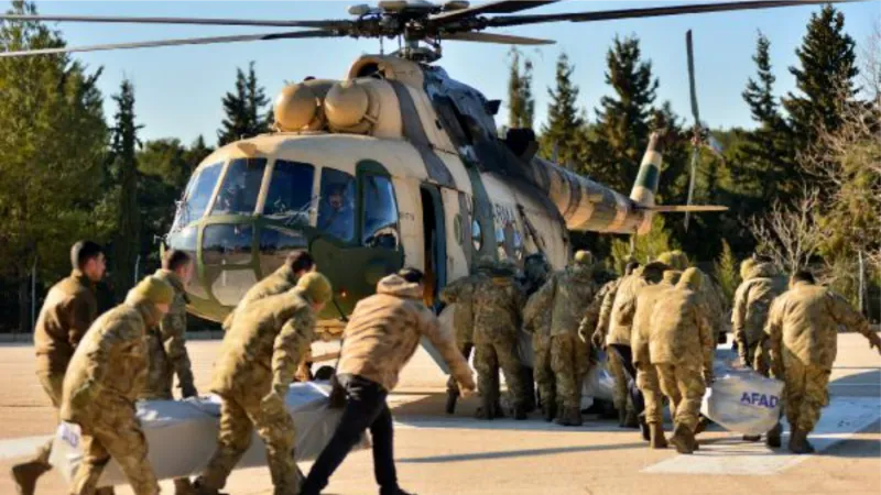 Askeri helikopterler depremzedeler için havalanıyor